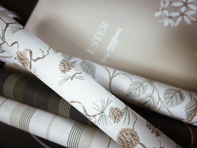 Ny vecka och ett bord fullt av tapetnyheter!
.
#curtsfärg #nybrosäldstafärghandel #tapeter #midbec #boråstapeter #sandbergwallpaper #carma