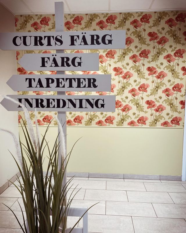 Kanske inte sommar ute än, men i entrén blommar det för fullt.
🌺🌺🌺
.
#curtsfärg #nybrosäldstafärghandel #nybro #handlalokalt #borastapeter #vallmo #tapeter #inspiration