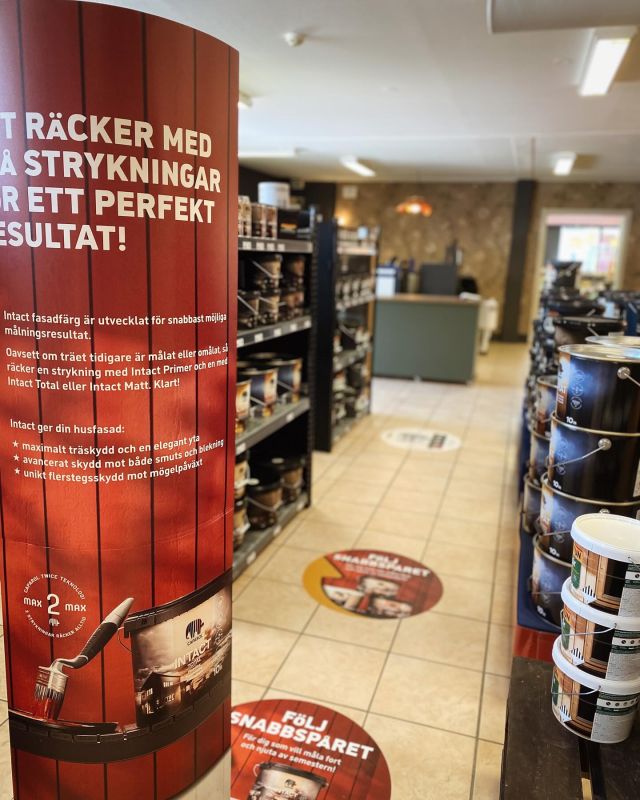 En otroligt lyckad kampanj, full fart och kö till öppning!! 🏃🏻🏃🏼‍♀️Så ska det se ut Nybro 😍
Nu är hyllorna påfyllda igen för fler sommarprojekt.
Välkomna!
.
#curtsfärg #nybrosäldstafärghandel #handlalokalt #nybro #handlalokaltinybro #färg #sommar