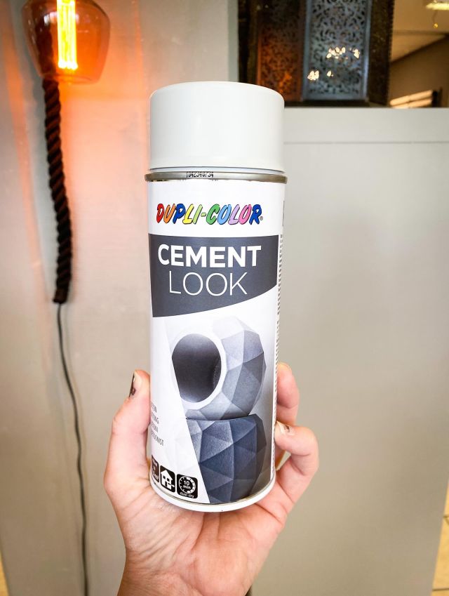 Förnya dina gamla krukor snabbt och enkelt med sprayfärg i cementlook 👌🏼
.
#curtsfärg #nybrosäldstafärghandel #nybro #cementfärg #sprayfärg #färg #inredning #diy