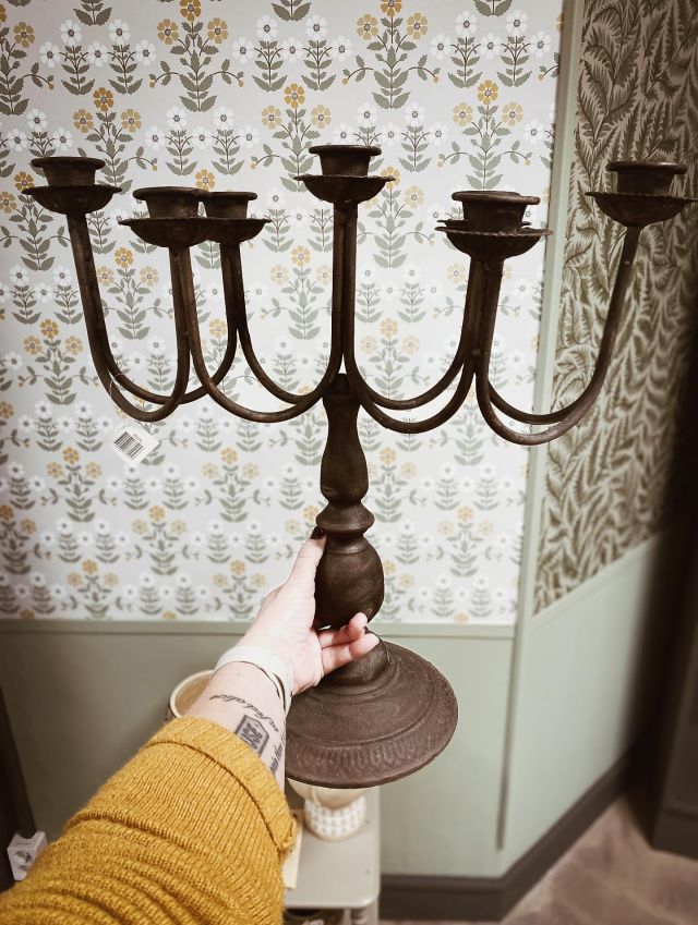 Idag kan ni fynda denna pampiga ljusstake för endast 140kr!!!
Finns endast två stycken.
✨😊
.
#curtsfärg #nybrosäldstafärghandel #nybro #inredning #interior #handlalokalt #färg #tapeter
