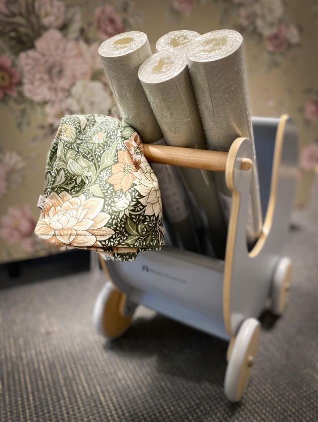Tillbaka från semestern och det firar jag med en tävling!!
Du kan vinna, dockvagn, fyra rullar grön Chalk-tapet och kuddfodral allt från Boråstapeter och till ett värde av 2.500kr
Allt du behöver göra för att delta är:
🌼Gilla Curts Färg
🌼Dela detta inlägg
🌼Tagga två personer som du tror också skulle gilla  detta
🌼Svara på frågan: Vad heter mönstret på kuddfodralet?Vinnare utses den 4/8-2025.
LYCKA TILL!Tävlingen är inte sponsrad, stödd eller administrerad av eller knuten till Facebook/instagram. OBS!! Vi använder oss inte av några länkar & personer kontaktas av oss!#curtsfarg #tävling #boråstapeter #chalk #tapeter #inredning