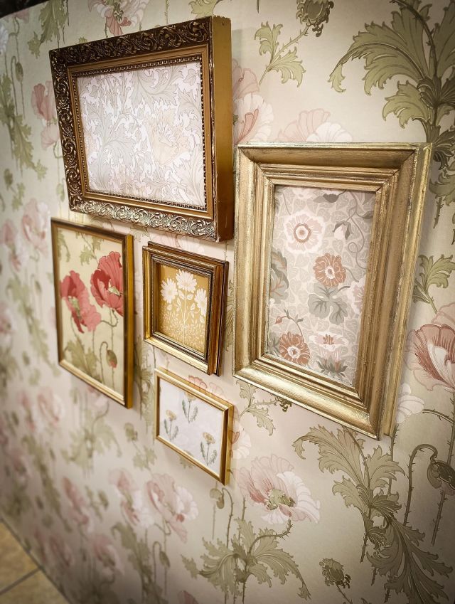 Lite hobbyfärg i guld och några tapetrester så fixar du fina tavlor
💛🌺
.
#curtsfärg #nybrosäldstafärghandel #diy #tips #pyssel #tapeter #boråstapeter #midbec #sandbergwallpaper #inspiration #färg #hobbyfärg