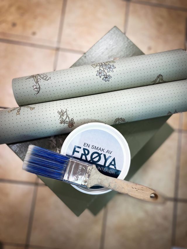 Lite förändring av pall idag, ny färg och tapet 👍🏻
.
#curtsfärg #nybrosäldstafärghandel #nybro #färg #tapeter #inredning #diy