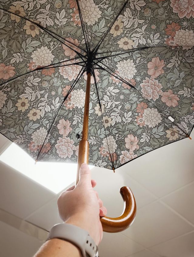 Promenera med stil i regnet ☔️🌂
Paraply med tapetmönster tas hem på beställning 😊
.
#curtsfärg #nybrosäldstafärghandel #boråstapeter #tapeter #paraply #inspiration #inredning #färg