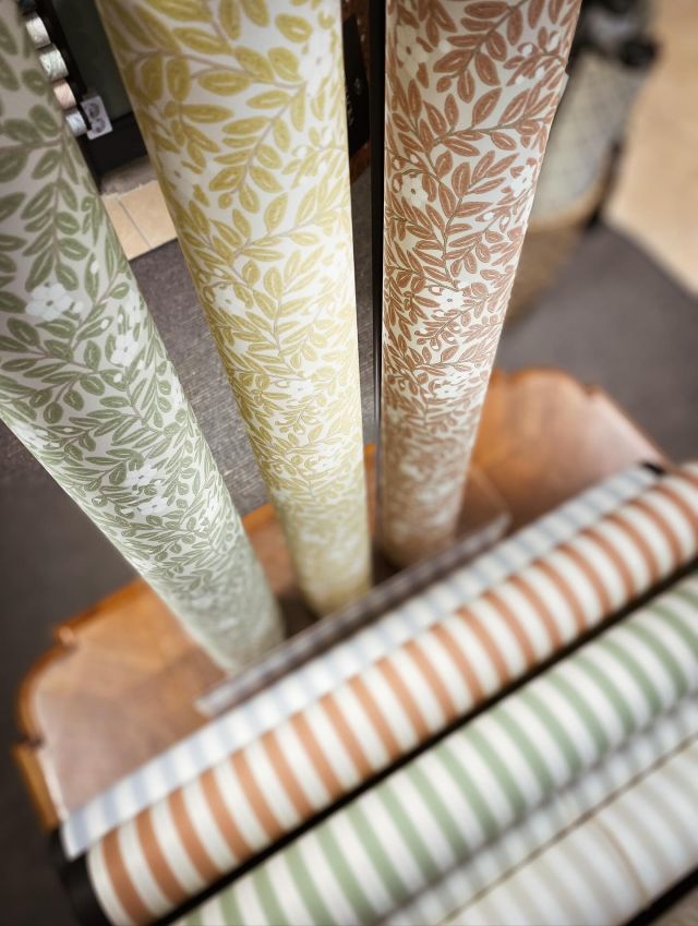 Tapetsäsongen närmar sig och det ramlar in massor av nyheter! ✨
.
#curtsfärg #nybrosäldstafärghandel #nybro #handlalokalt #boråstapeter #sandbergwallpaper #duro #tapeter