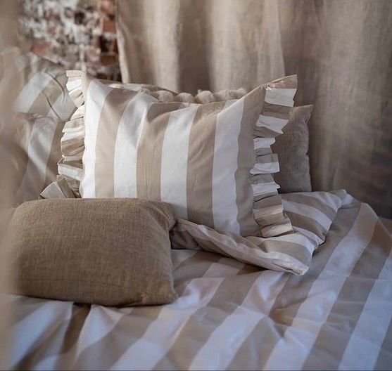 Riktigt fint bäddset 👌🏼
Finns i två färger.
.
#curtsfärg #nybrosäldstafärghandel #nybro #handlalokalt #kvalitetförekvantitet #inredning #textilier #färg #tapet