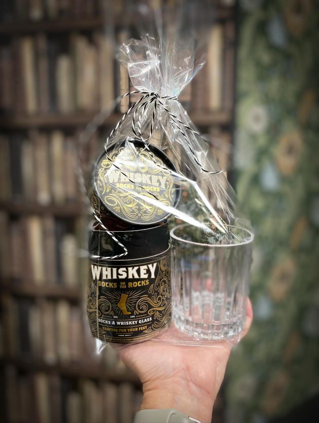 Glöm inte farsdag imorgon!
🥃💝
.
#curtsfärg #nybrosäldstafärghandel #nybro #presenter #inredning #färg #tapet